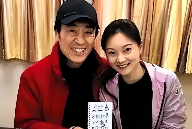 25年恩爱抵不过残酷现实，74岁张艺谋年老色衰，43岁陈婷开的正艳