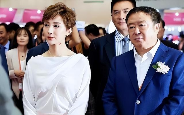 两婚两离、风流成性，64岁娶小30岁美娇妻连生两子，他人生圆满了