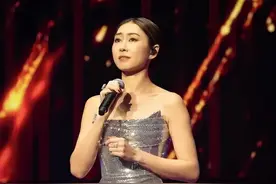 胡定欣单身8年，43岁生日半夜被敲门送玫瑰，曾与视帝相恋两年图片