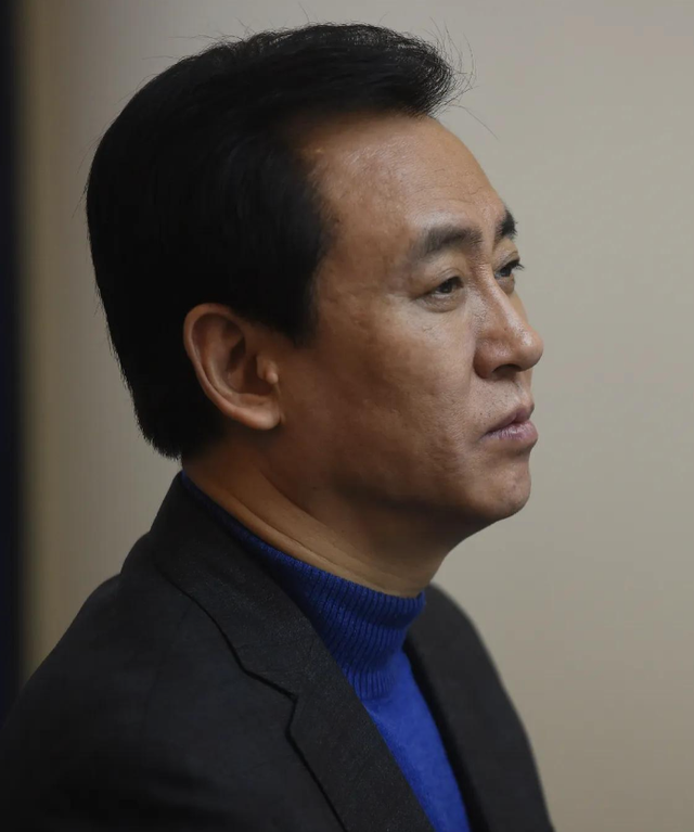 被曝藏身美国4个月，恒大前总裁再迎坏消息，许家印最后希望破灭