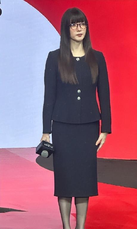 比整容还离谱！39岁江疏影现身活动，脸僵似硅胶，造型丑到认不出