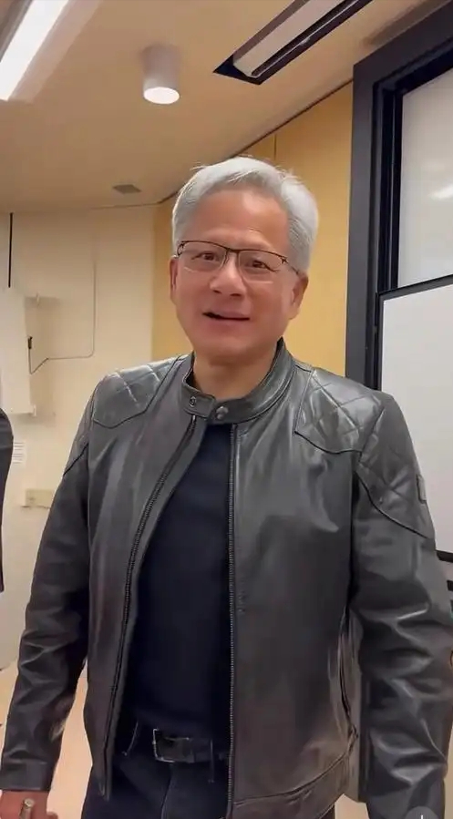黄仁勋誓言不背锅，央视拆机打脸：信老板嘴硬，还是信央视显微镜