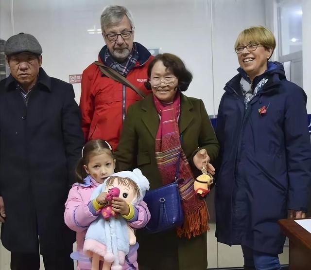 湖北打工妹嫁给英国高管，生下2个混血宝宝，婚后8年持刀捅死丈夫