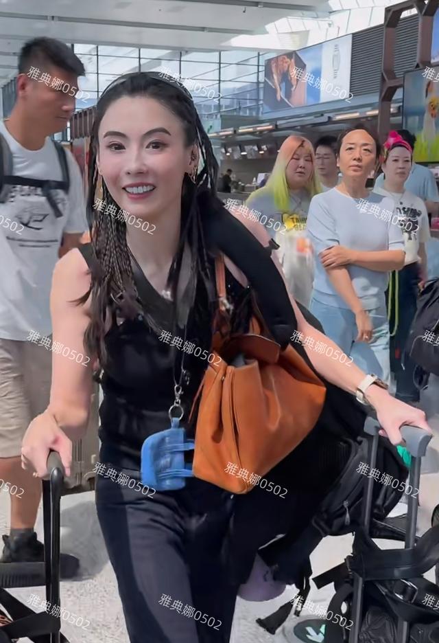 张柏芝现身机场，僵硬的苹果肌假白的烤瓷牙十分抢镜真人并不好看