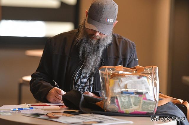 补贴断崖，两党互撕！2400万美国人医保费飙涨，共和党这下真急了