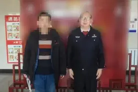 为泄愤，男子将女同事电话写公厕门上招嫖，被行拘！图片