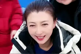 闫学晶带伤坐在轮椅直播带货，儿子儿媳陪伴，还展示了医院片子图片