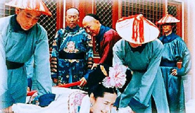 1894年，18岁的珍妃得罪慈禧，被强行扒掉裤子，太监们一拥而上