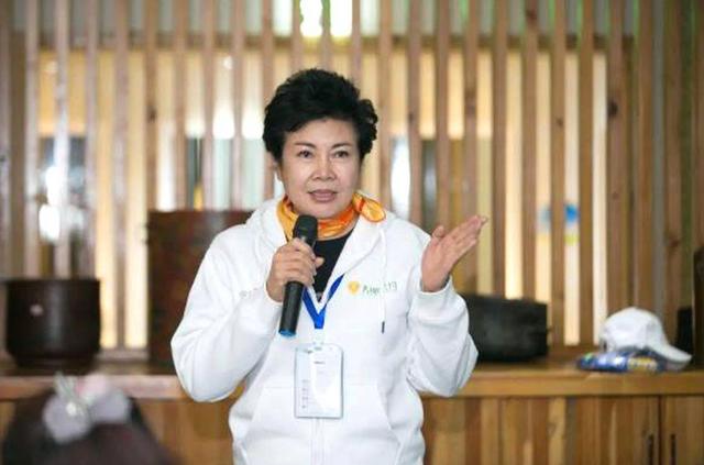 她曾与赵忠祥齐名，连登3届春晚，遭领导排挤，64岁没谈过恋爱