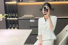 售楼处很多漂亮女生，一年卖不出去几套房，为什么还干的津津有味图片