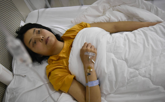 20岁女学生反复腹痛腹泻，多次肠镜和腹部CT都正常