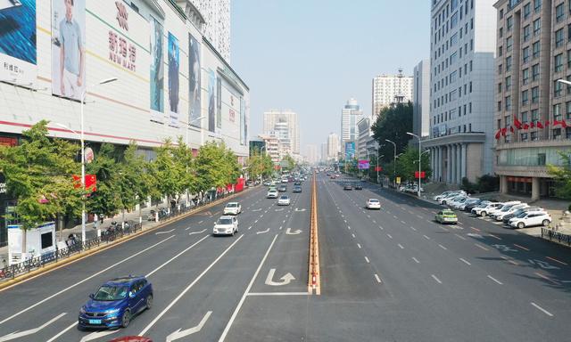 鞍山街头 国旗映红了喜悦的脸庞