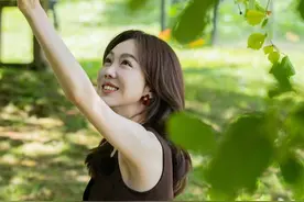 姜妍被曝已结婚多年，丈夫帅气正面照曝光，是北京某银行支行行长图片