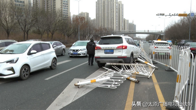 太原突发车祸 车辆被撞飞3个车道