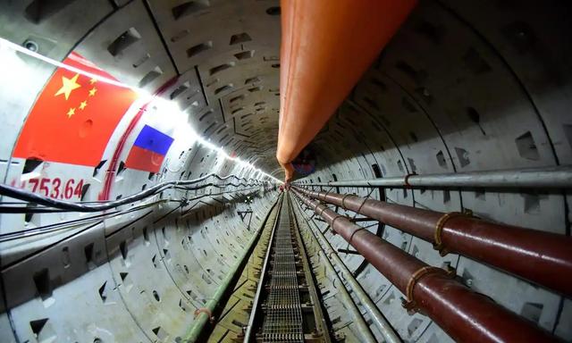 向东看！普京亲笔签字，俄罗斯将对中国免签，中俄关系更上一层？