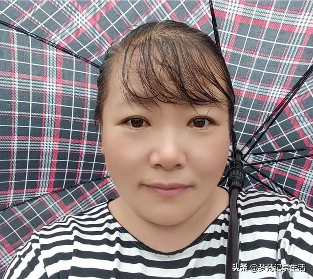 70多岁的老娘像个拼命三郎,一个人在雨天漫步拥抱大自然感觉不错