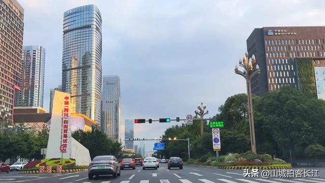 成都人口密度排首位的区，因一座祠堂而得名，夜市烟火气很浓！