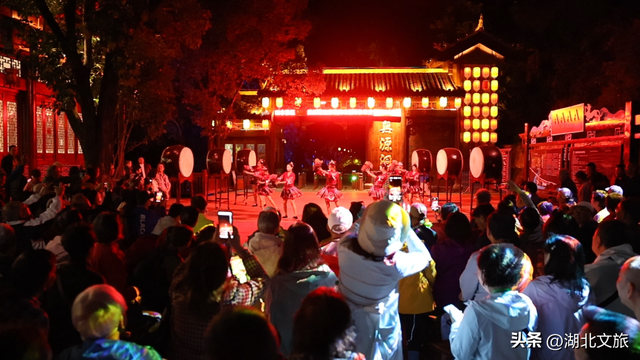 星光为幕，300余名海内外游客乘“长江记忆”号赴三峡之约