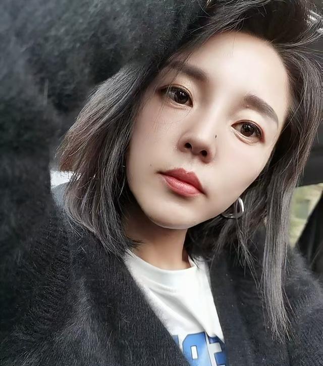 女民兵领队王媛回家了！生活照好漂亮，生育3娃，老公急着晒合影