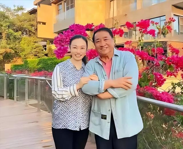 姜昆美国过圣诞仅1天，恶心一幕上演，郭德纲的话含金量还在上升