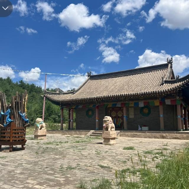我是上海人，旅游景点内蒙古梅力更召，部分维修，却难见完整殿宇