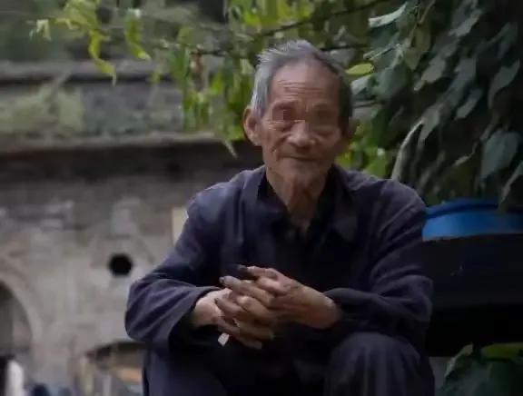 农村大爷捡到黑狗当宠物养了5年，专家检查后惊呼：这不是狗