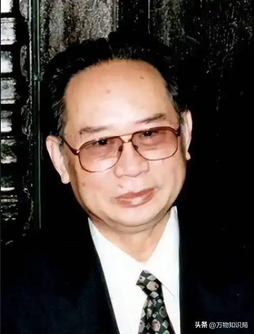 李鹏总理儿媳罕见留影，五官端正长相大气，爷爷功勋卓著比肩元帅