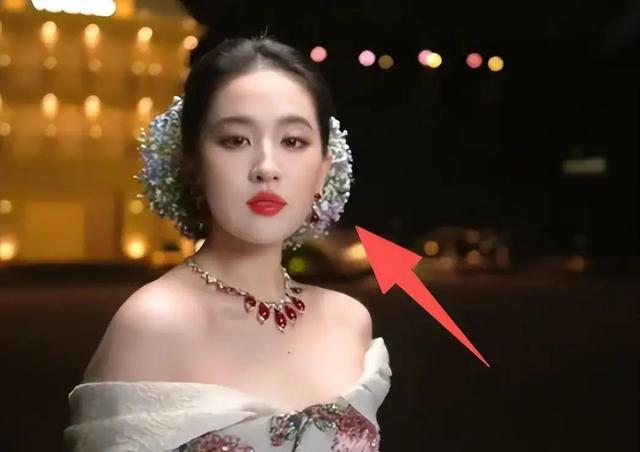 北京红毯，摔跤、独眼龙造型、礼服搭棉鞋，走秀反成大型灾难现场