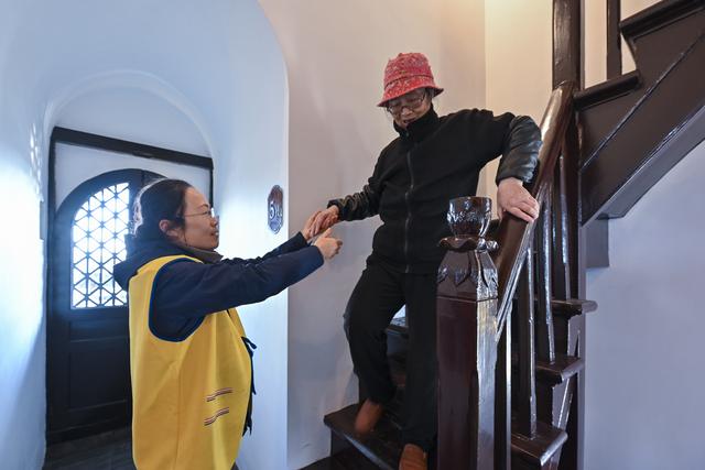 秋爽登文峰 塔下聚宾朋