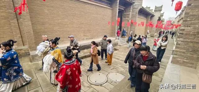 汉服古韵迎佳节 别样三八绽芳华——万荣李家大院妇女节人气火爆