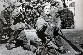 1944年市场花园行动中摆出挑衅手势的被俘英军伞兵，最后结局如何图片
