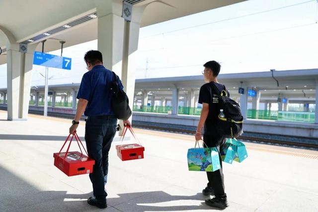 人均小纸箱！车站安检仪扫出一堆小圆球……