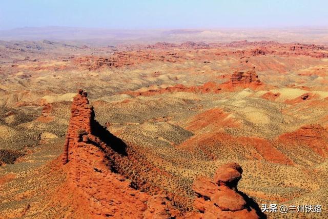 #“我的铁路风景”故事汇#丹霞如火，动车驶过侏罗纪时光