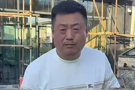 宋晓峰在别墅院子里炖鸡，烟熏的眼睛流泪，老婆杨晓茹苗条又漂亮图片