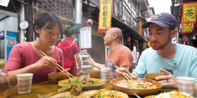 为抹黑中国“非常恐怖”，美国博主亲身前往，刚来中国就被吓一跳