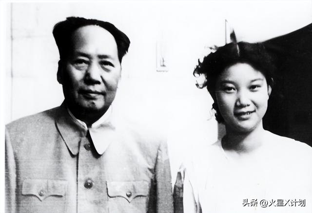 1974年，刘思齐再婚后和丈夫及孩子们的合影，满脸洋溢着幸福