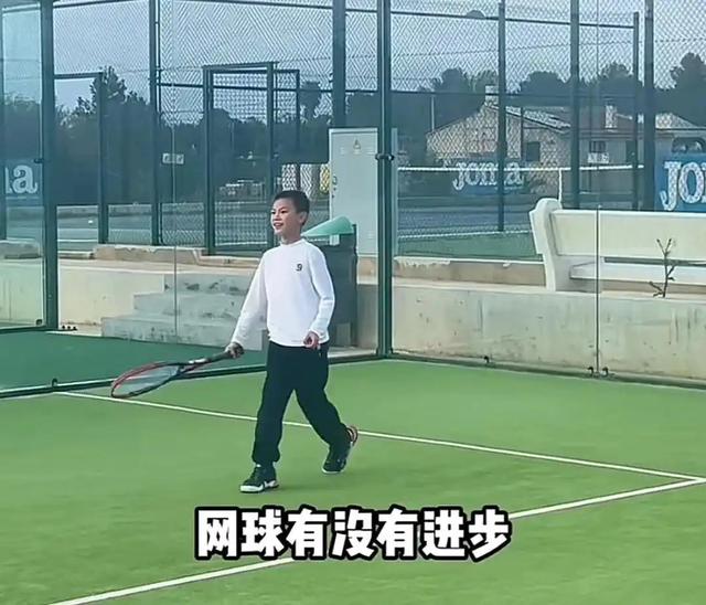 44岁谢杏芳也没想到，因林丹败光的体面，如今被9岁儿子挣了回来