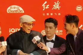 北影这天，胡歌跪在91岁无法站立的游本昌面前时，所有明星都败了图片