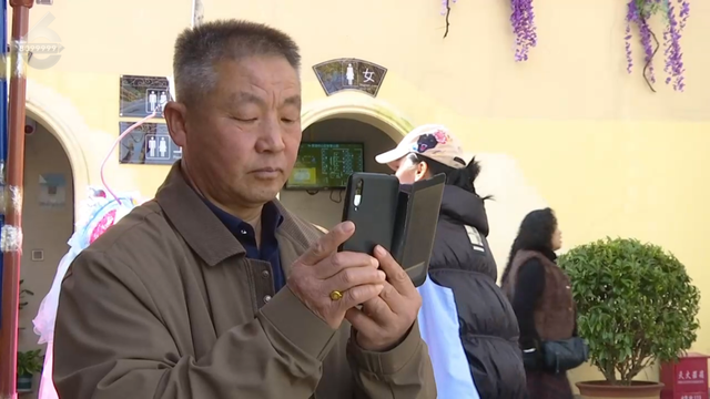 10人路过，9人停下猜！翠湖里的这些桶在干嘛？