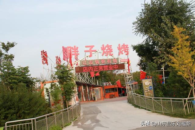 一河两路东端的烧烤场一带暮秋景色