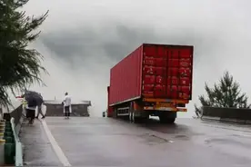 “最幸运的卡车司机”游国春回江西老家，妻子泪目拥抱。已有公司联系他去贵州榕江运送物资图片