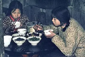 七十年代中国人吃饭的场景你还记得吗？价格更是低得惊人图片