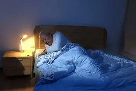 睡觉时总在凌晨3、4点醒来，提醒：或是暗示5大疾病，要引起重视图片