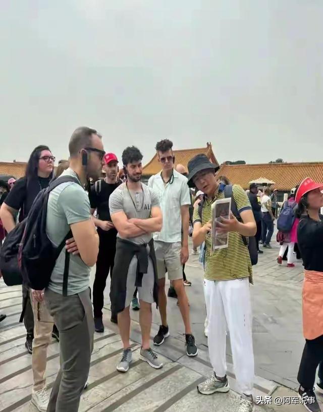 大量日本游客涌入北京，打着旅游幌子不去旅游不吃美食，为啥来？
