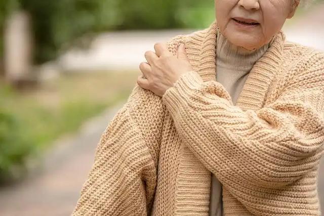 女性有没有衰老，“上半身”会说话，若一个没中，恭喜你还年轻！