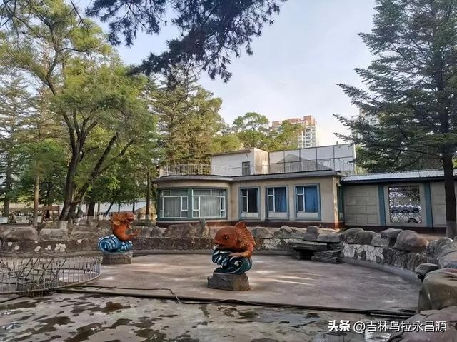 除了花窖角亭，吉林市江南公园迎宾楼前也曾是游客热捧的拍照地