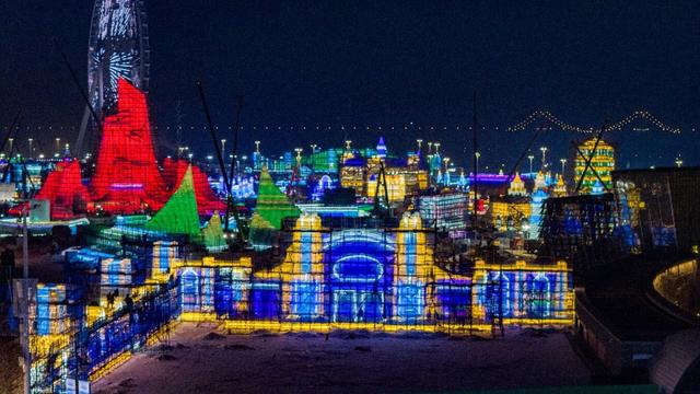 主形象大门完工 第二十七届哈尔滨冰雪大世界邀您共赴冰城之约