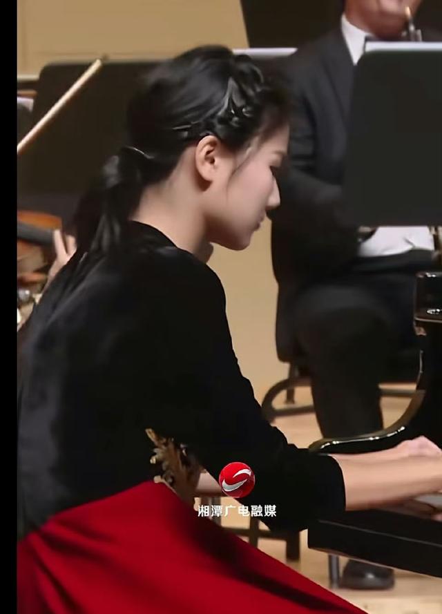 毛主席的曾孙女毛甜懿，北京101高中的学生，还是位天才钢琴少女 ​ ​​​