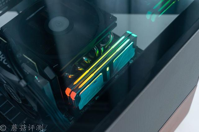 硬件展示柜，艺术品保管箱，乔思伯曲玻270度全景天窗机箱 评测