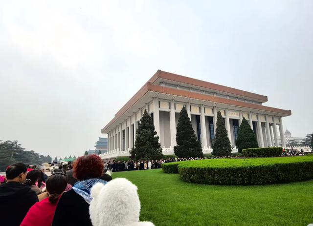 2025年10月17日，北京毛主席纪念堂发生的真实场景，排队太感人了